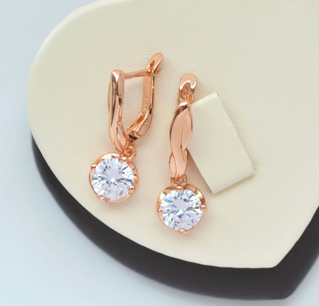 

Серьги с подвесками из белых кристаллов покрытие золотом 18к.