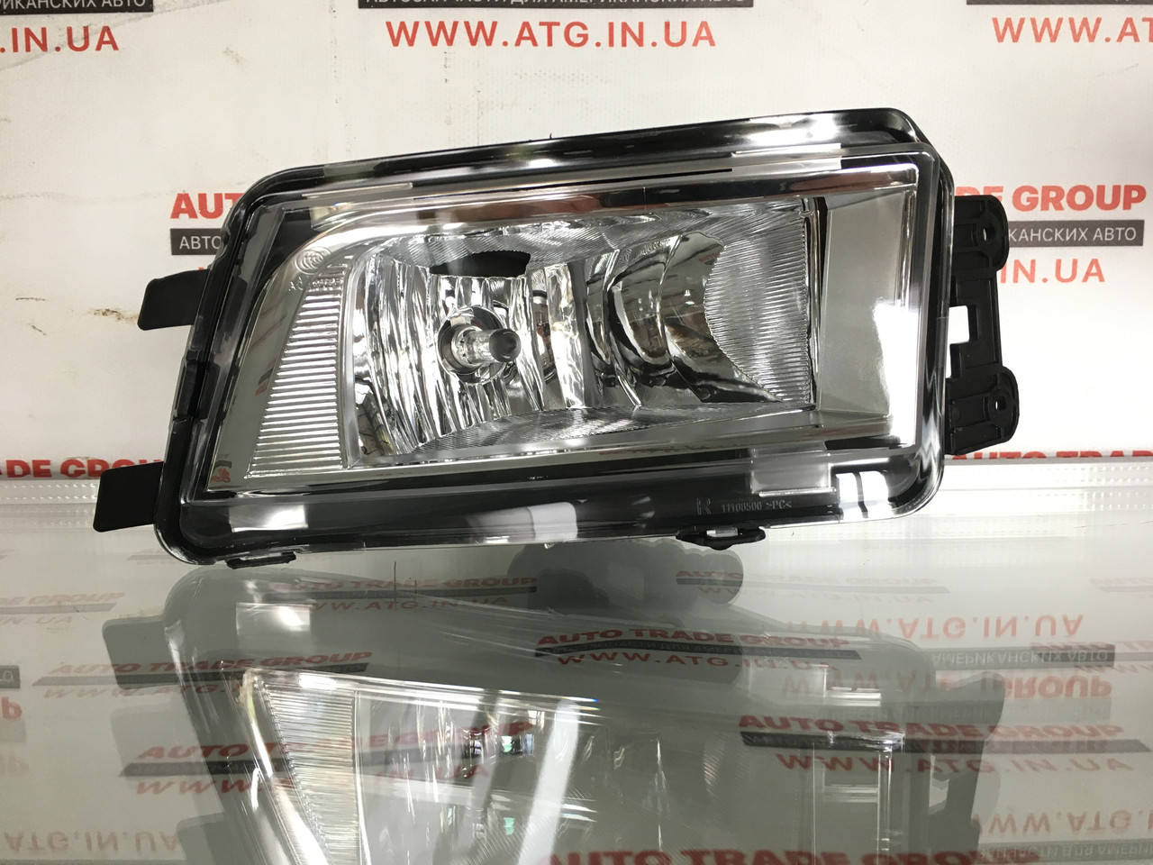 

Фара ПТФ правая VW Passat B8 17-18 неоригинал 561-941-700-C