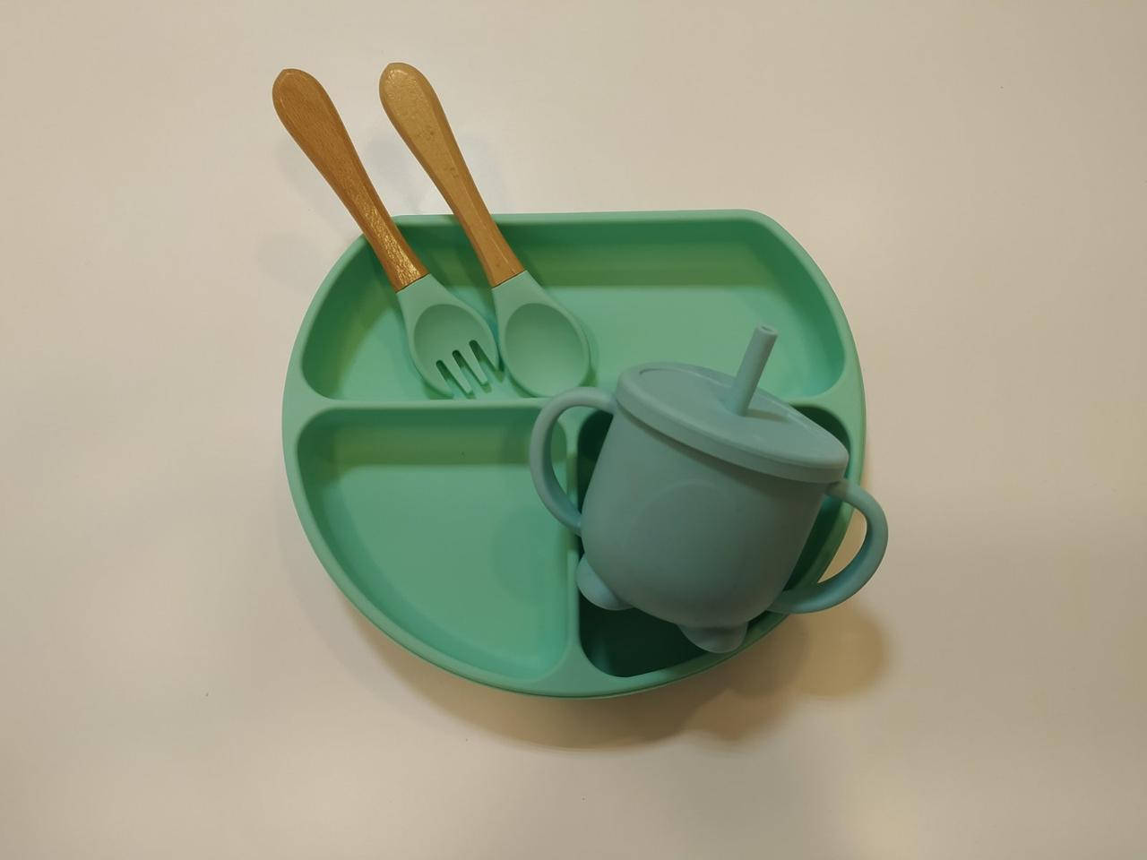 

Тарелочка на три секции с крышкой +ложка + вилка +поильник, Разные цвета