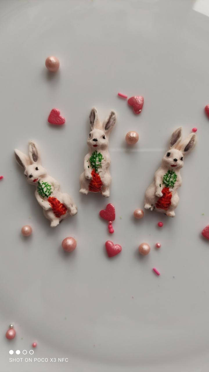 

Сахарные зайчики с морковкой для украшения кондитерских изделий