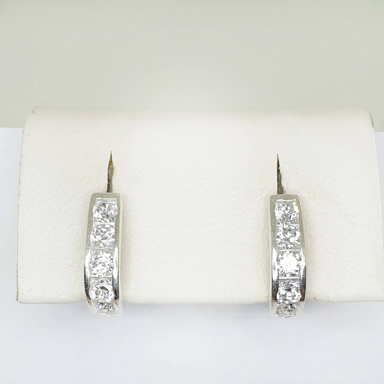 

Сережки серебряные с кубическим цирконием 1,18 г