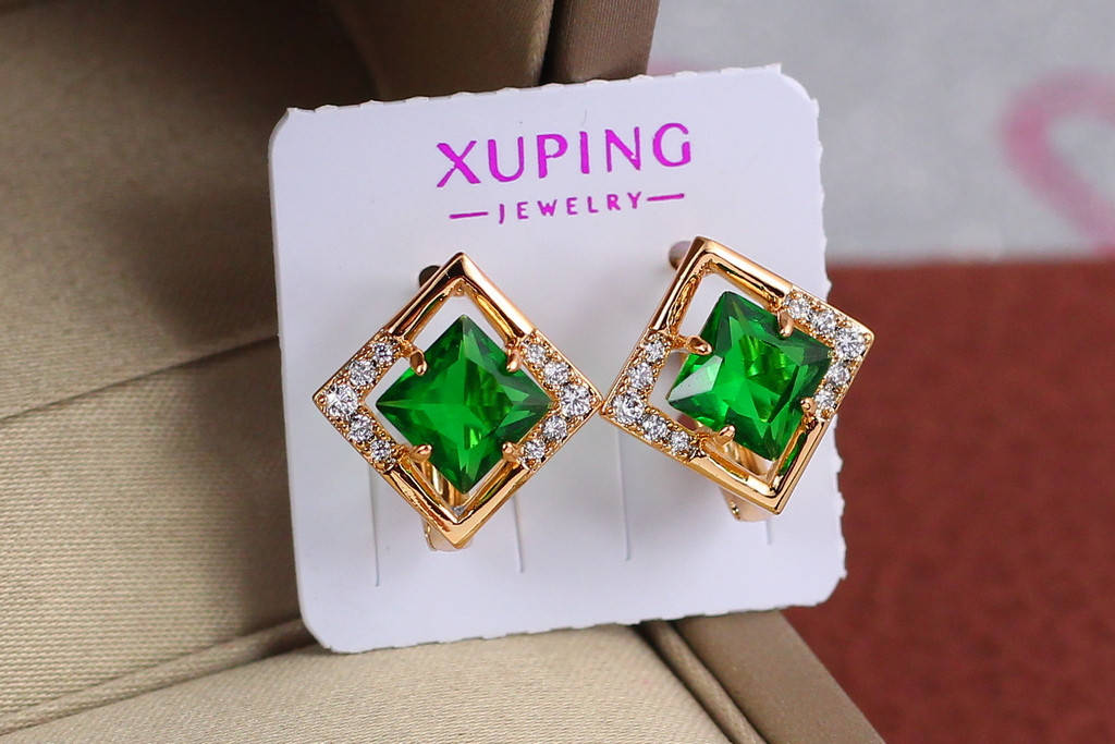 

Серьги Xuping Jewelry ромбик фианиты по бокам с зеленым камешком 1.4 см золотистые