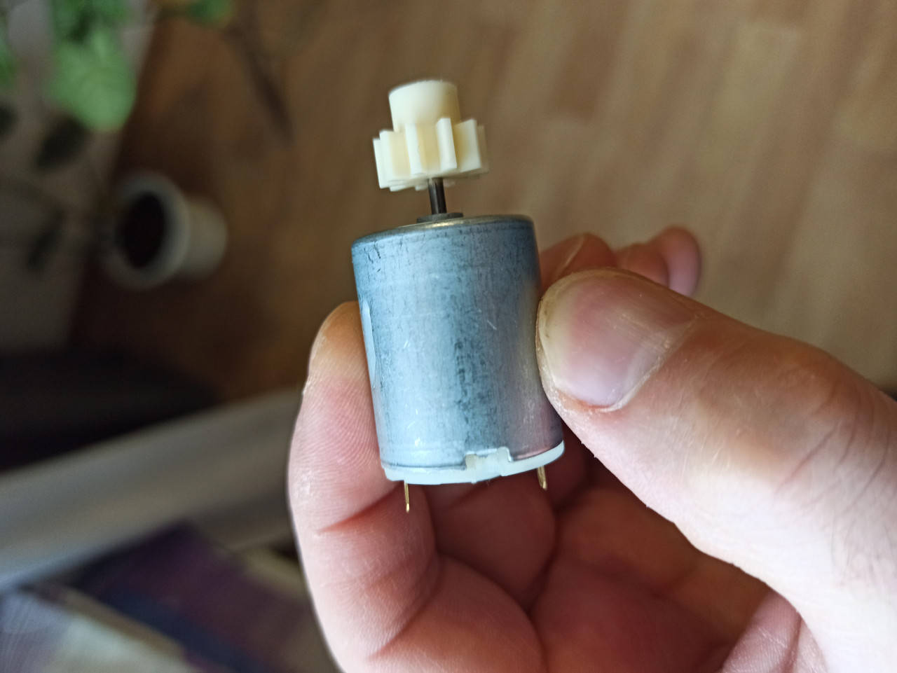 

Моторчик для маникюрного фрезера. 24*32, 35000 оборот, 12-18 V.