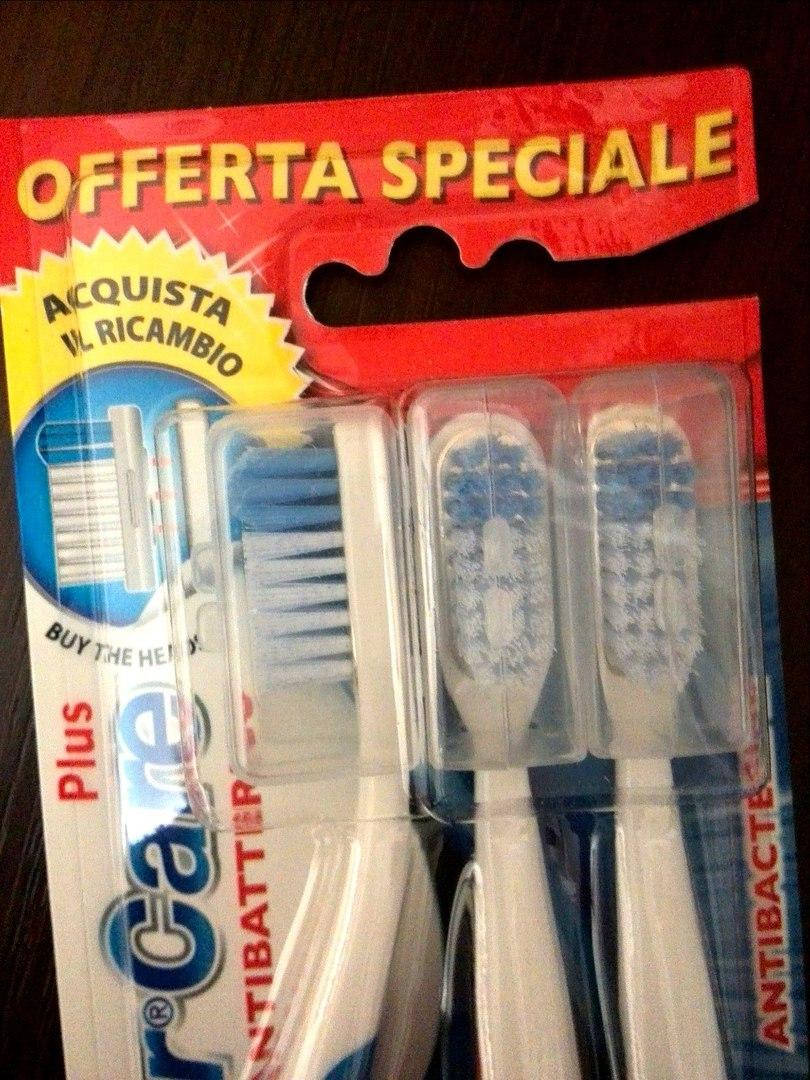 

Зубная щетка "Silver Care Plus" (серебряная пластинка). В упаковке 3 шт( цена за 1шт) , Италия
