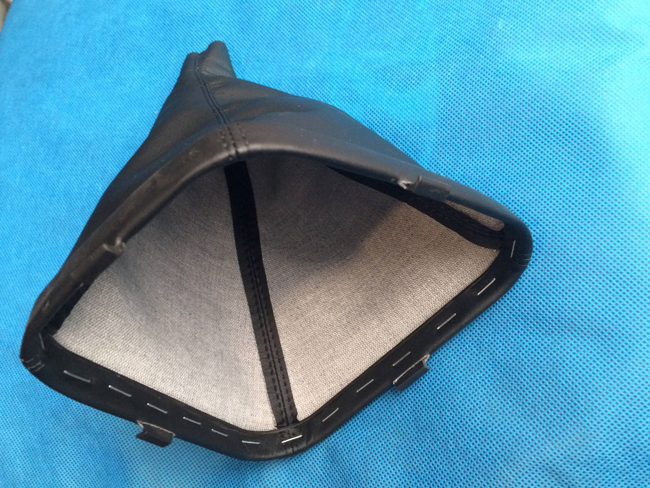 

Чехлы кпп на ВАЗ 2110-12 на рамке.