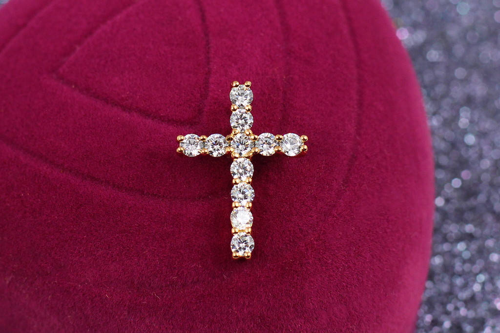 

Крестик Xuping Jewelry для тонкой цепи из крупных фианитов 2,2 см золотистый