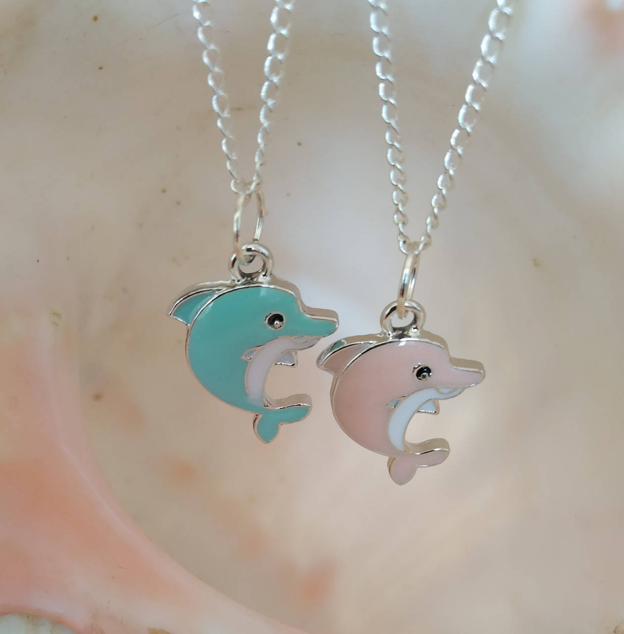 

Парные кулоны для друзей Дельфины/парные кулоны посеребренные