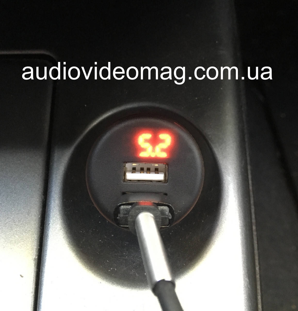 

АЗУ USB 5V 2,1A два гнезда, с вольт-амперметром, цвет - черный