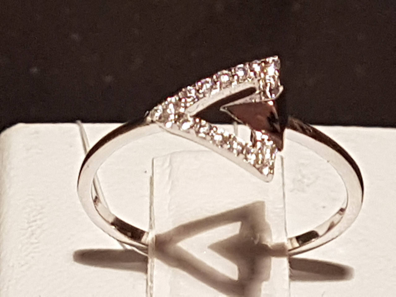 

Серебряное кольцо с фианитами. Артикул 901-00874 15 18