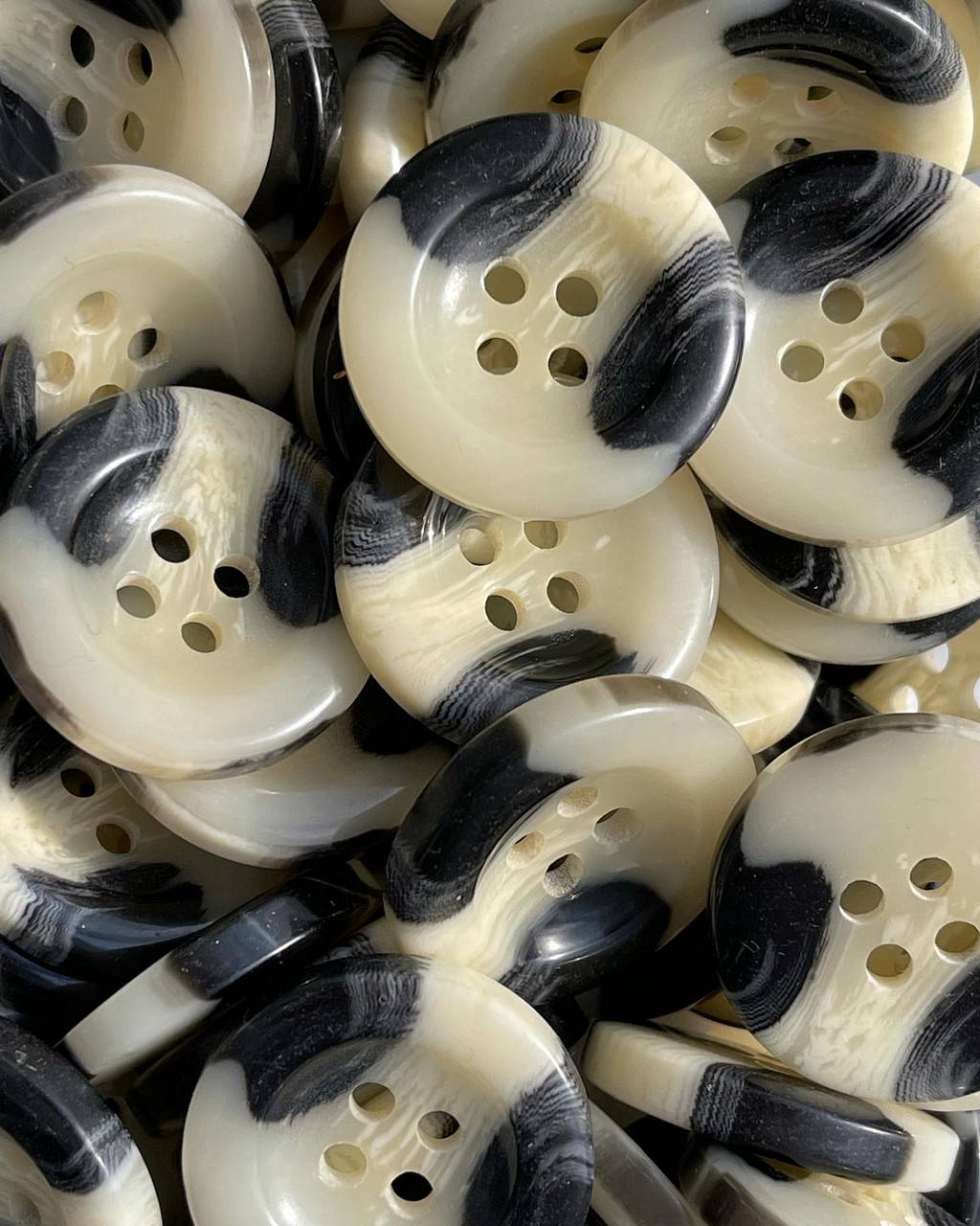 

Пуговицы белые с черными элементами 28мм, Белый