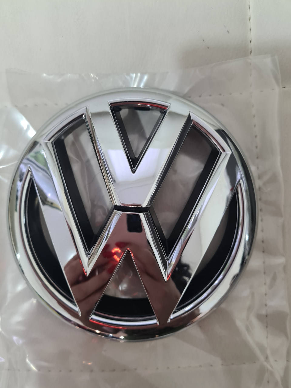 

Эмблема значок на решетку радиатора Volkswagen VW POLO 10-15 перед (D=120мм) (6R0 853 600A ULM)