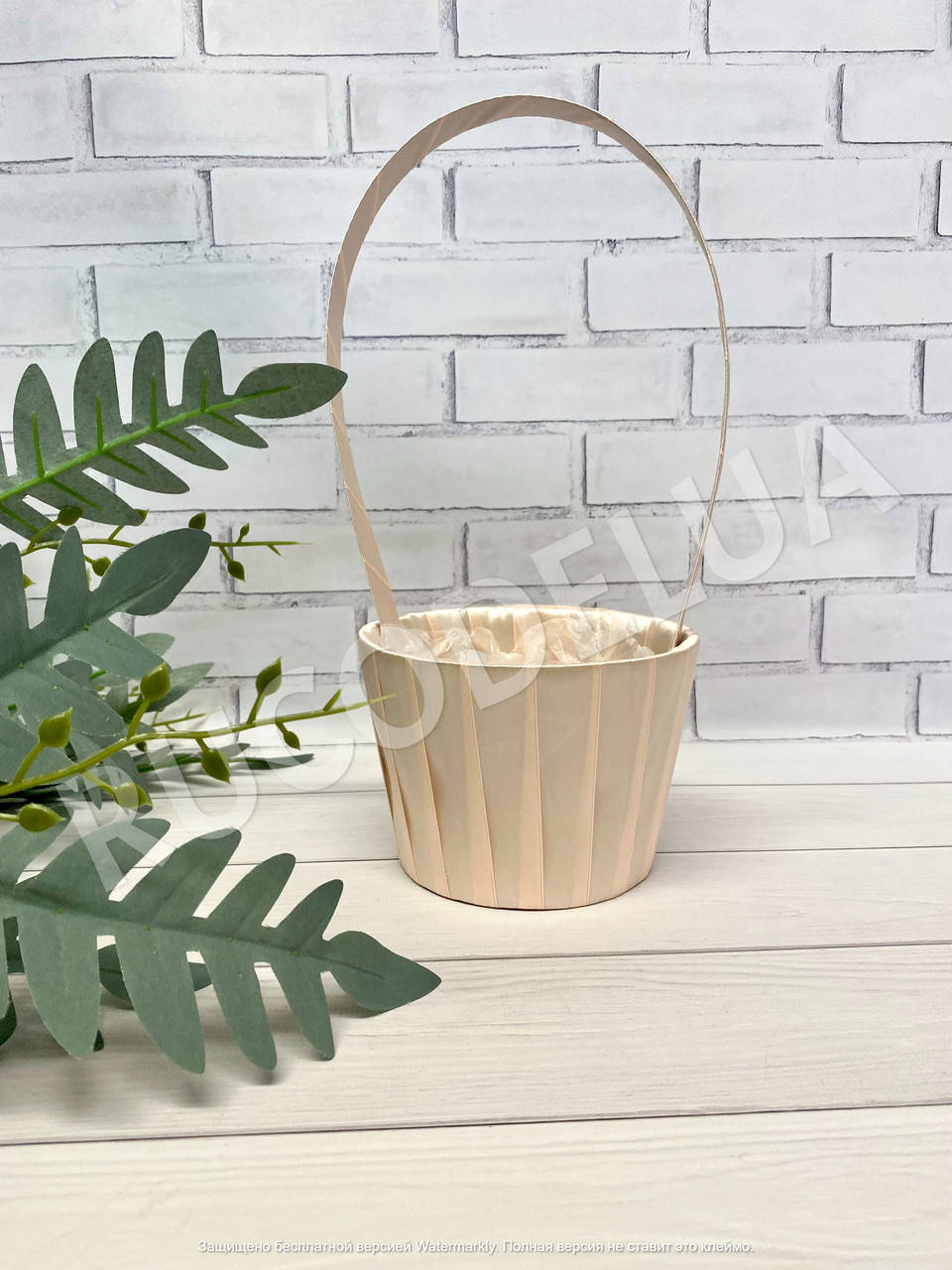 

Атласний кошик з ручкою бежево-персиковий. Кошик із ручкою для букета. Кошик для мильних троянд