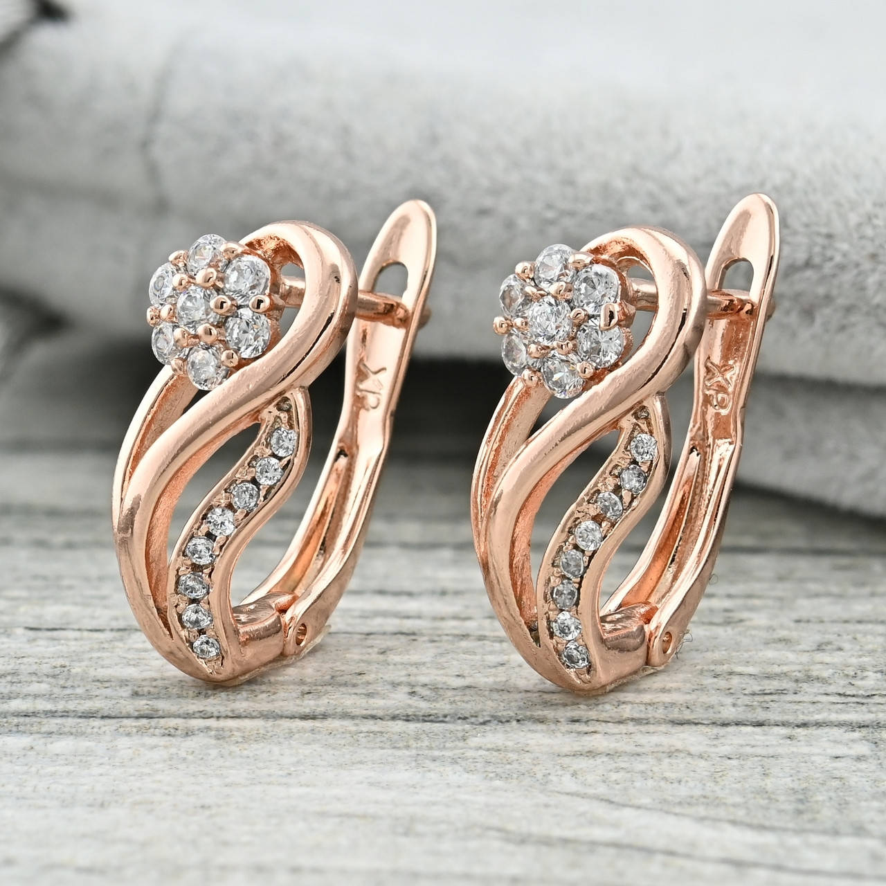 

Серьги Xuping 26024расп непарные темные камни размер 16х7 мм белые фианиты вес 2.7 г позолота РО