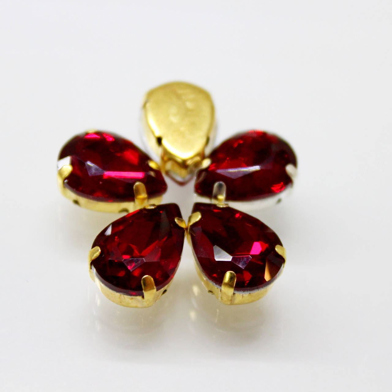 

Стразы в золотых цапах Siam, Размер 10х14мм*1шт