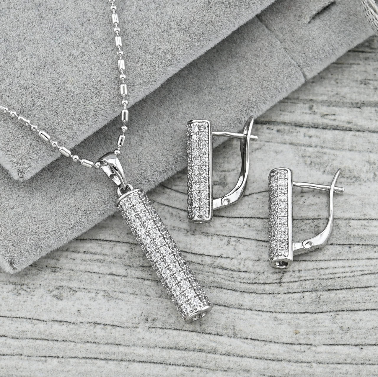 

Набор 36470 цепочка ширина 1 мм + серьги 17х4 мм белые фианиты позолота Белое Золото длина 45