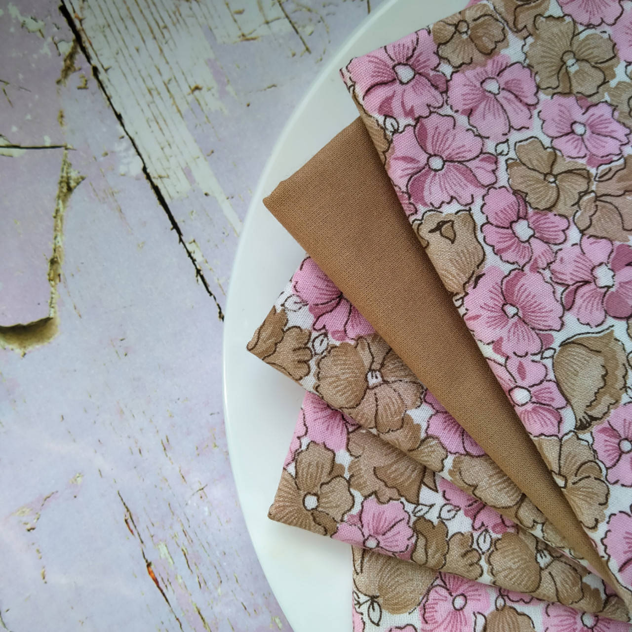 

Ткань французский хлопок для рукоделия розово-кофейные цветочки