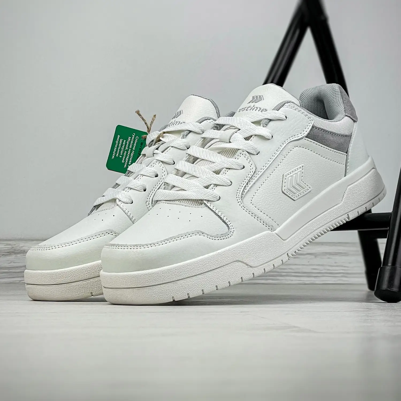 

Мужские белые кроссовки из натуральной кожи с перфорацией на высокой подошве стильные 42, Белый