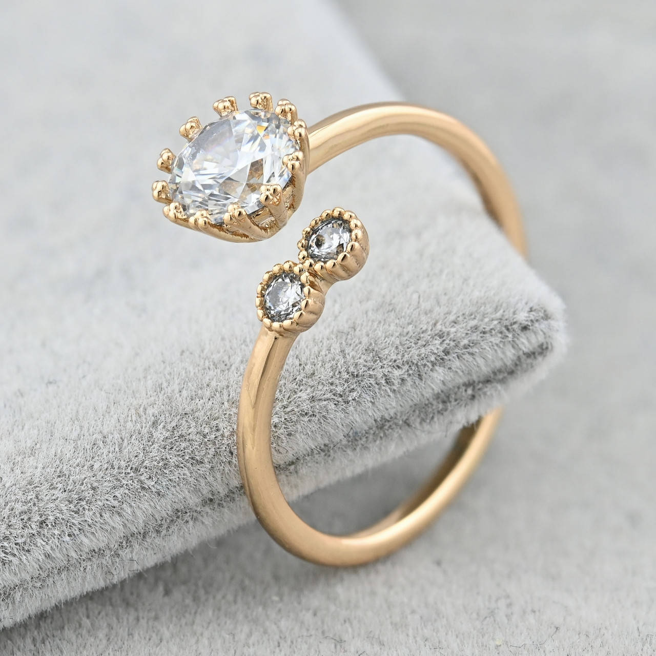 

Кольцо Xuping 37267 ширина 10 мм белые фианиты позолота 18К размер 16-17