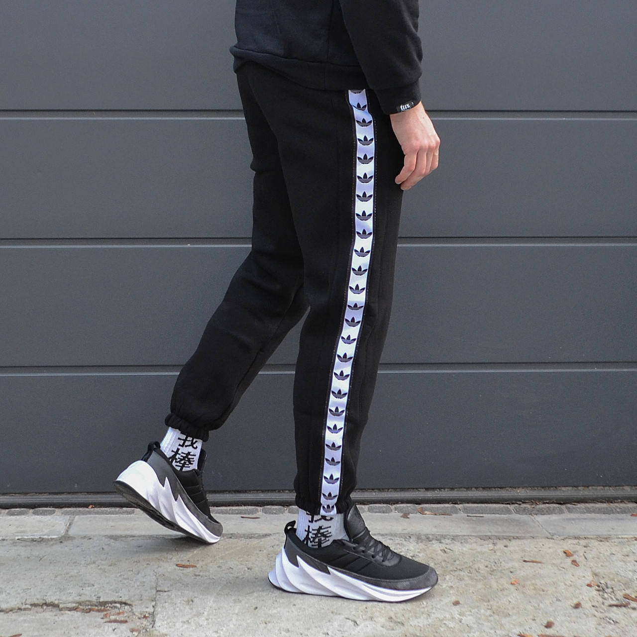 

Спортивные штаны мужские Adidas CL x black-white с лампасами весенние осенние ЛЮКС