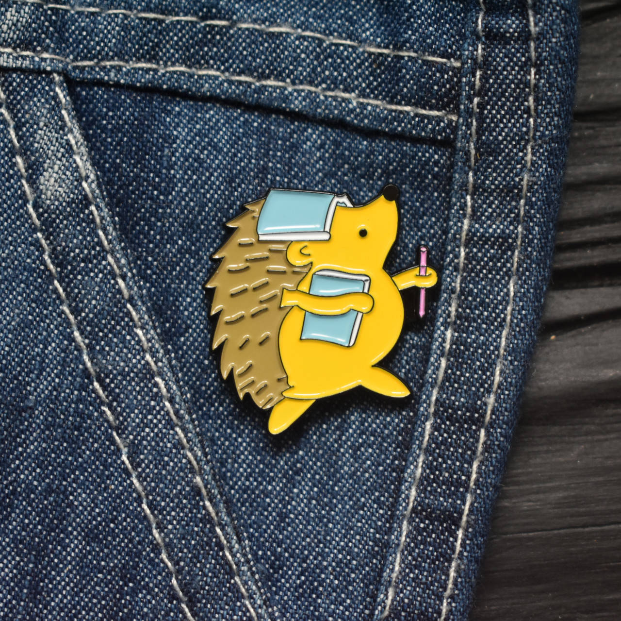 

Значок, брошь-значок, пин из металла на одежду, металлический значок "Ежик с книгами"