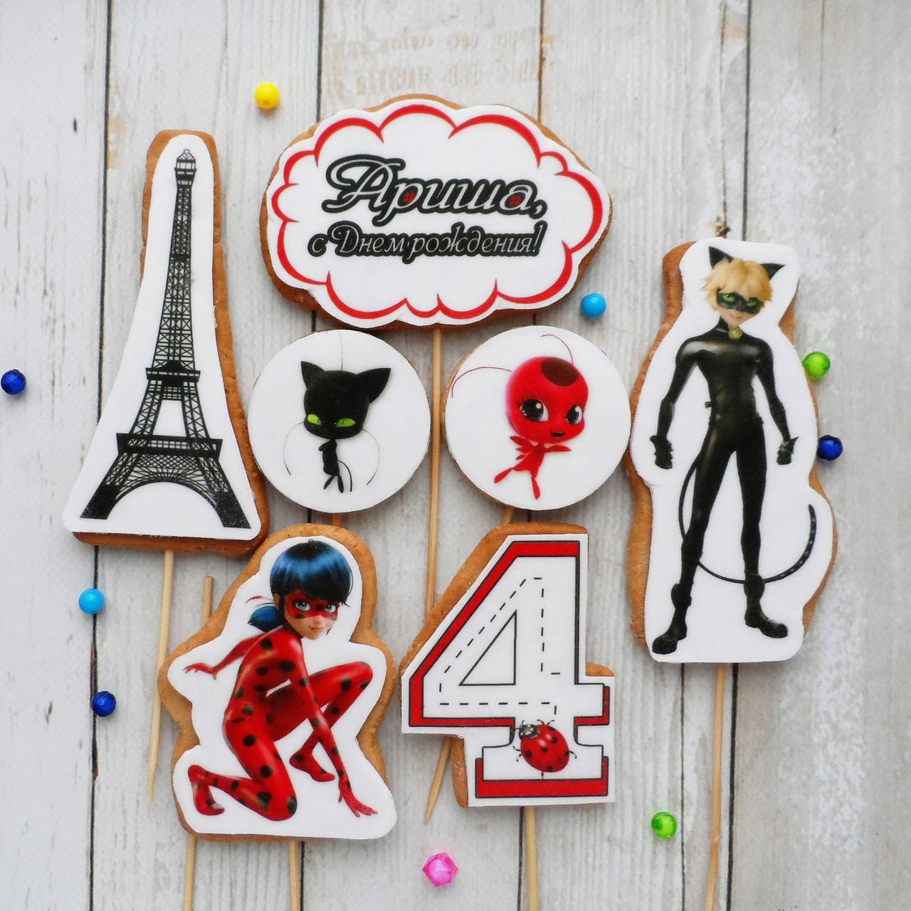 

Набор 001 именной с цифрой Леди Баг и Супер Кот пряники на палочке для торта