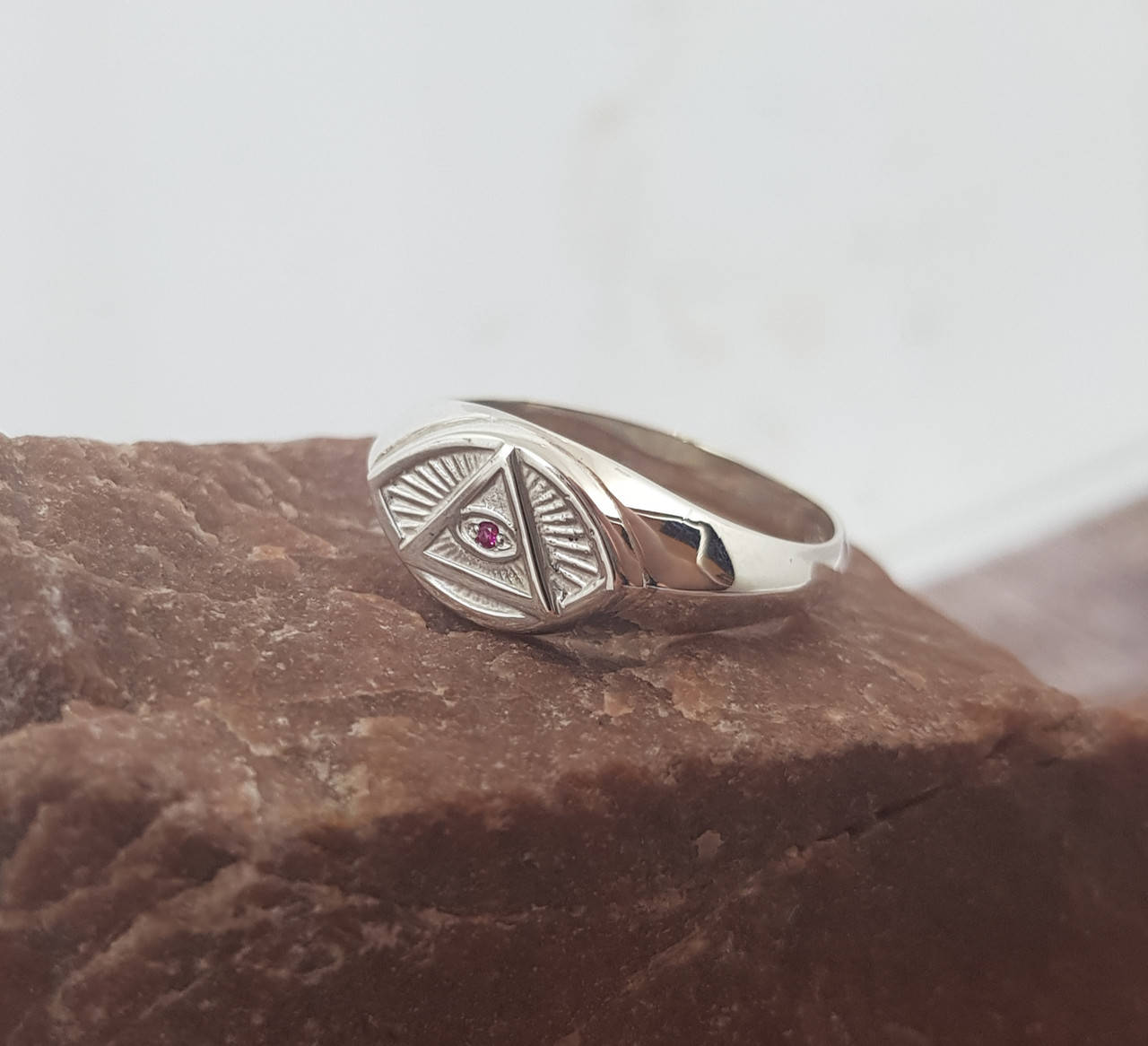 

Масонское Кольцо печатка Всевидящее око или лучезарная дельта — масонский символ