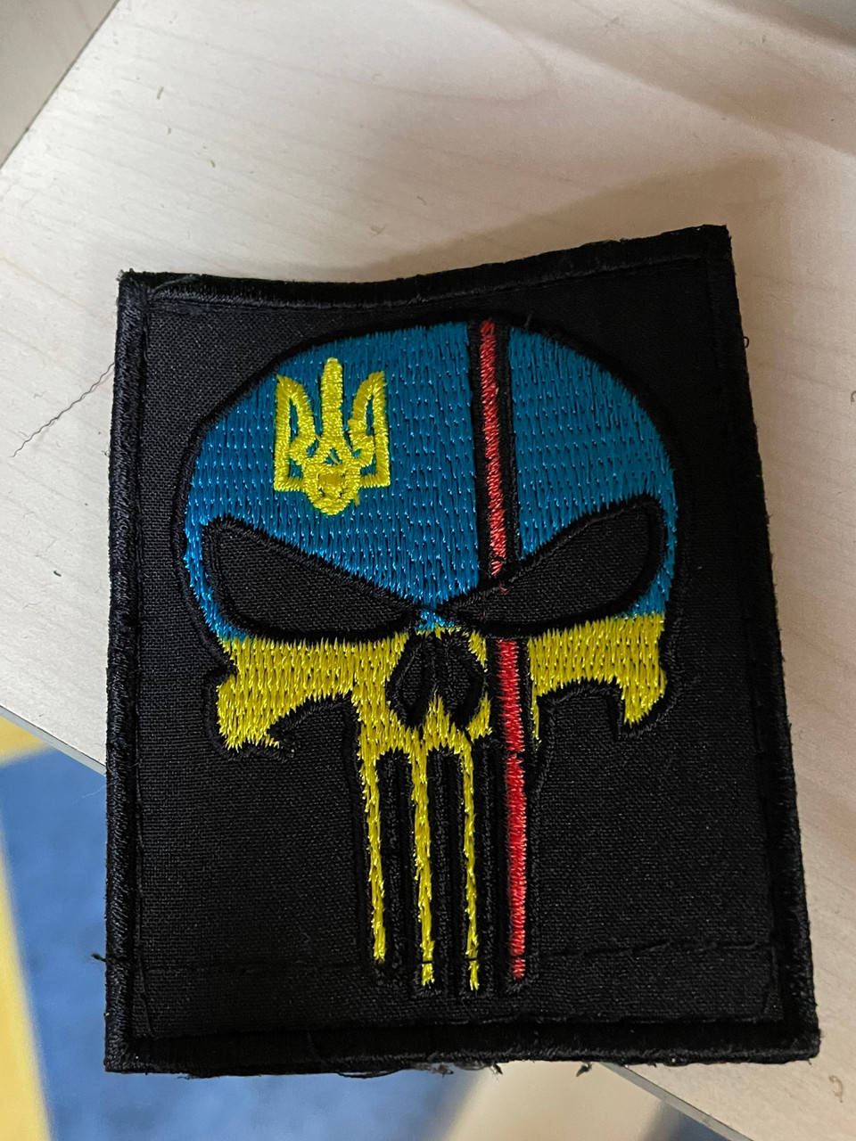 

Шеврон череп с красной полоской 8*6.5 см