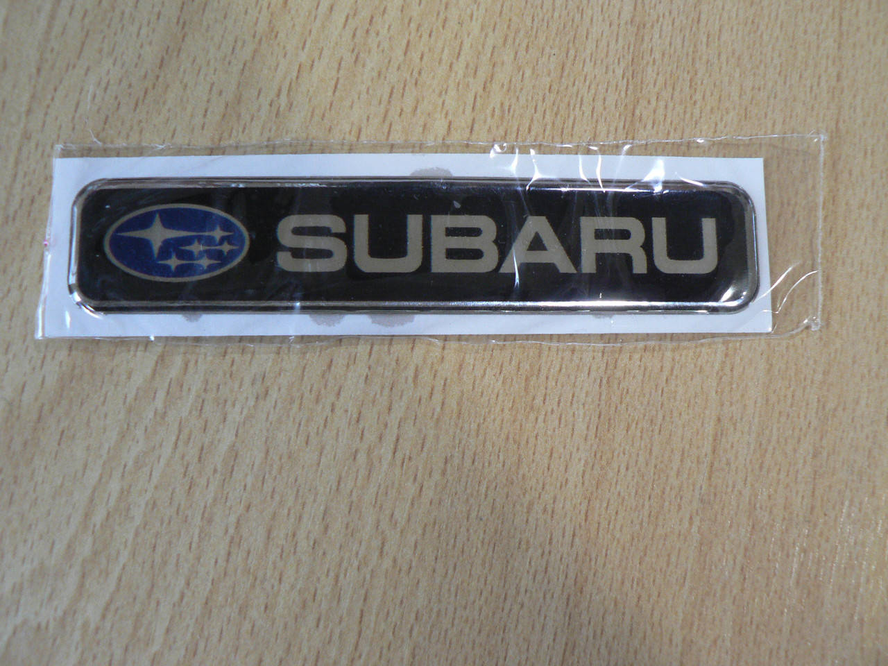 

Наклейка s надпись Subaru 100х20х1мм силиконовая полоска на авто эмблема Субару серебристая фон черный