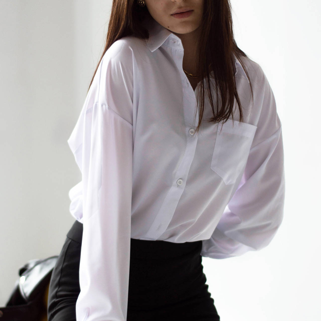 

Белая рубашка оверсайз с одним карманом женская (блуза с приспущенными плечами), Белый