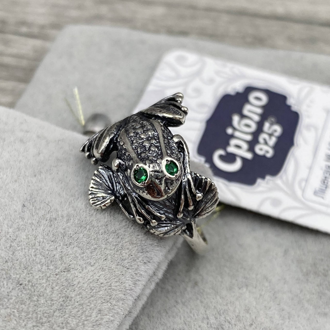 

Кольцо серебряное женское Жабка П1251 вставка зеленые фианиты размер 17