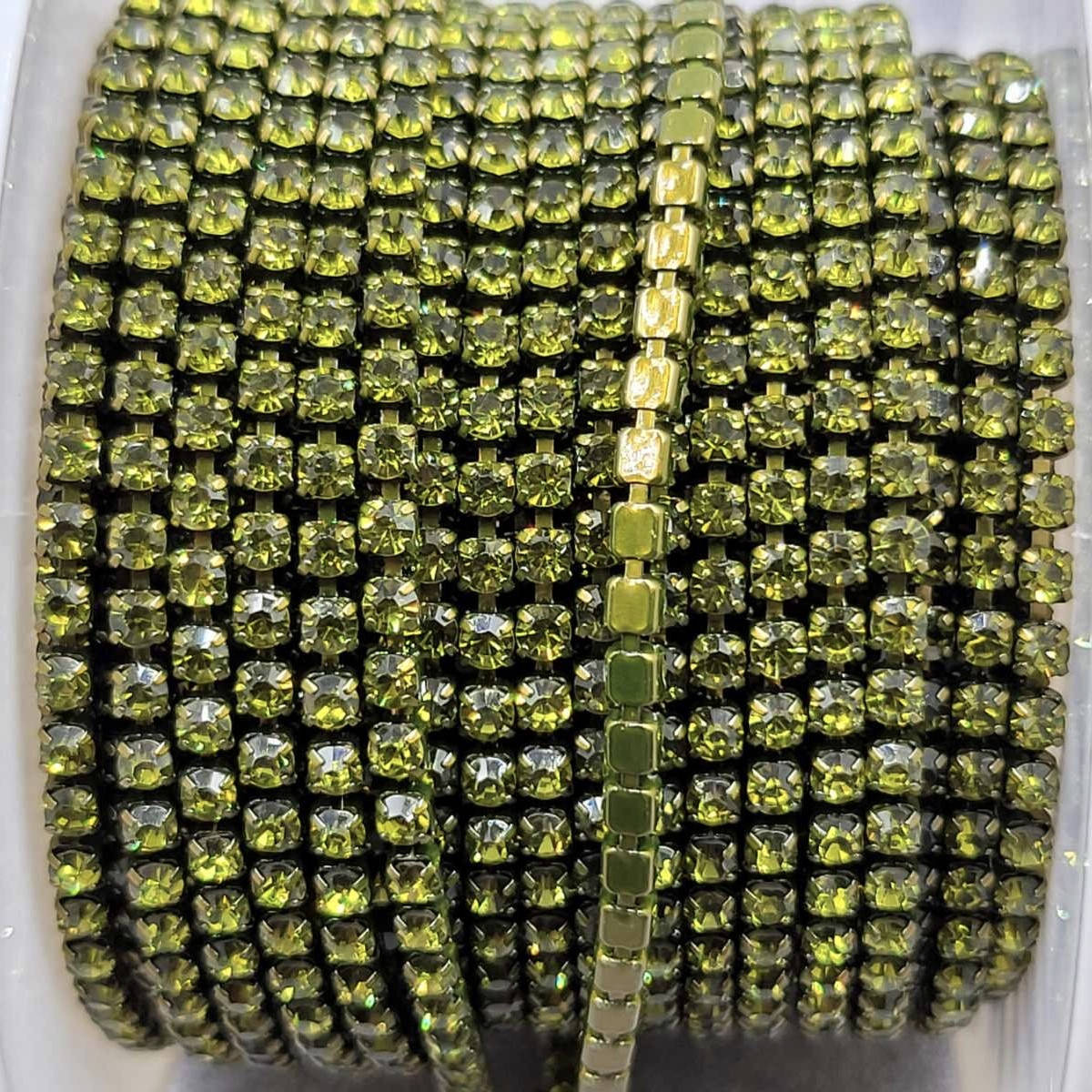 

Стразовая цепь ss6 (2 мм) оливковый в оливковом металле 10 ярдов А-18 (olivine)