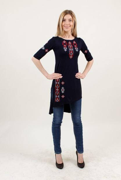 

Стильная женская туника с вышивкой