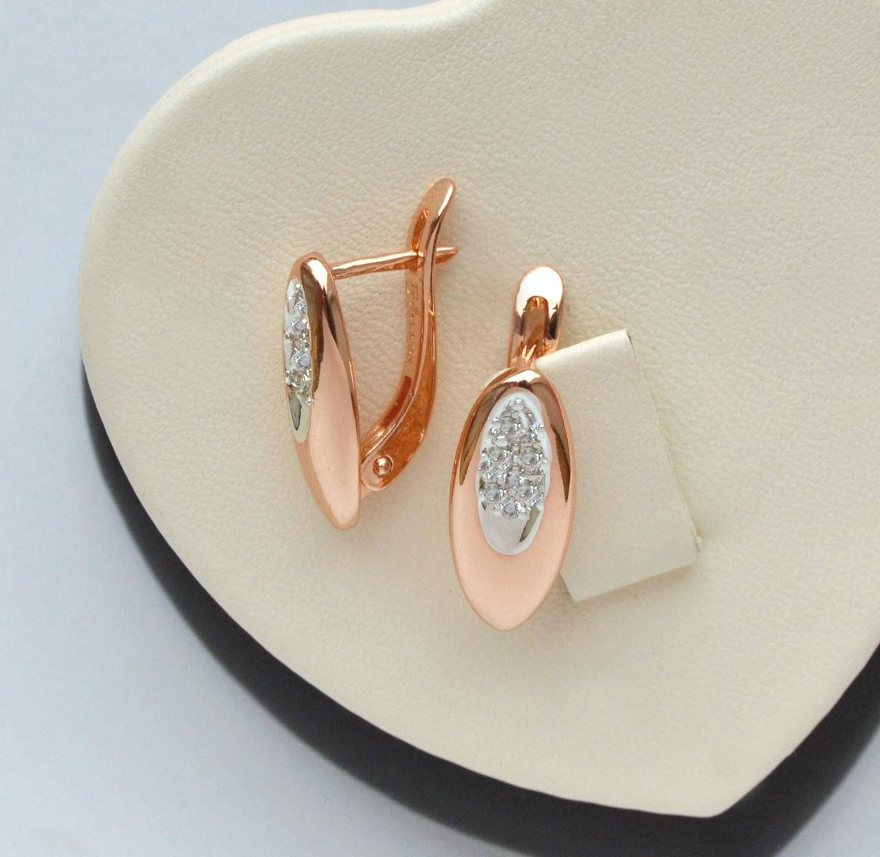 

Овальные серьги с белыми кристаллами комбинированное покрытие золотом 18к.