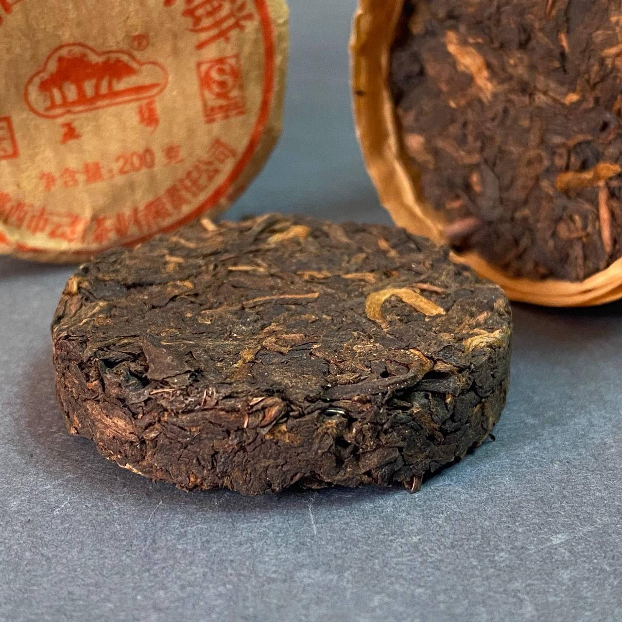 

Шу пуэр в пальмовых листьях 200 грамм 2008 год