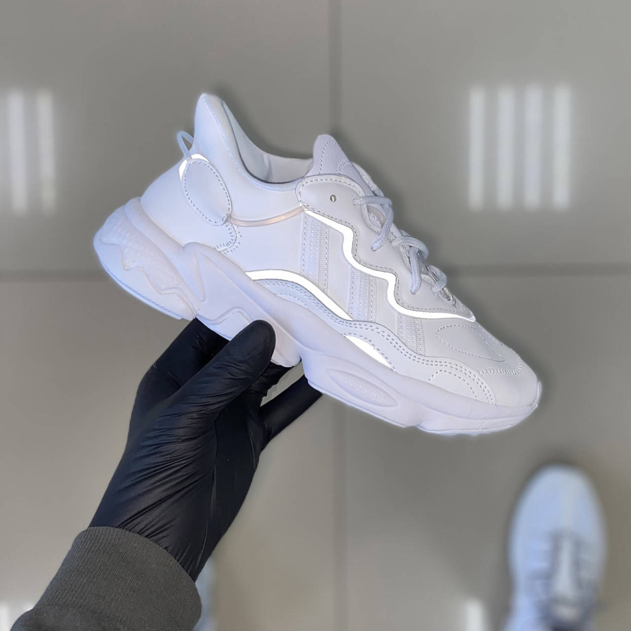 

Женские кроссовки Adidas ozweego белые 38