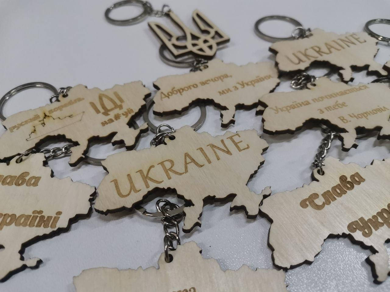 

Брелок из фанеры карта Украины с фразами
