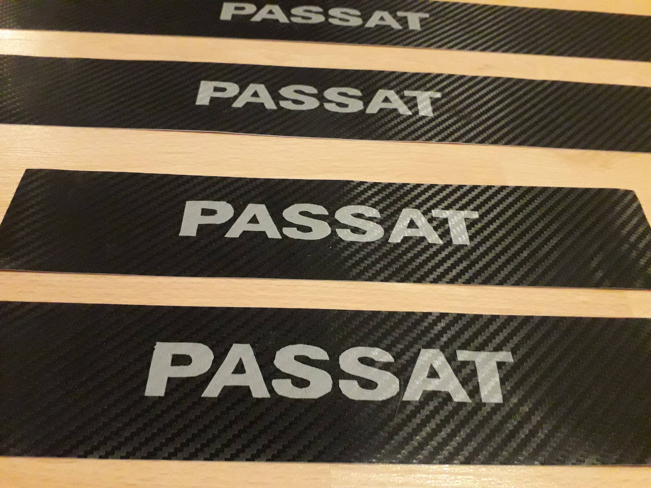 

Карбоновые наклейки на пороги Passat B5