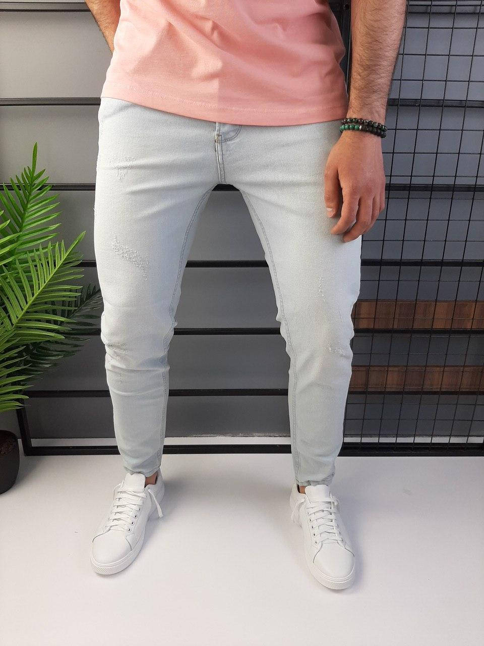 

Мужские джинсы белые с потертостями и царапками немного приуженные 32