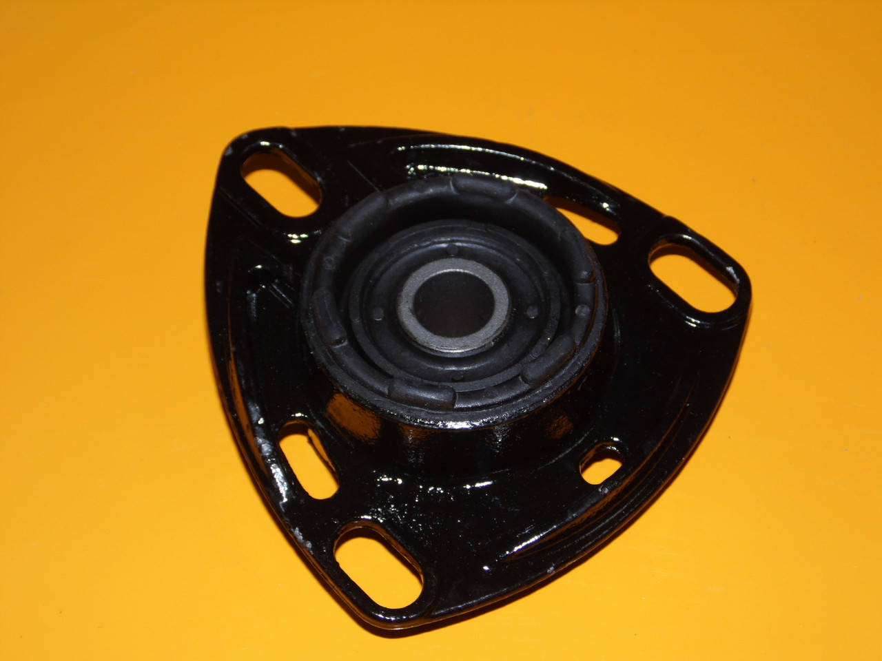 

Опора стойки переднего амортизатора на Ауди 100 А6 (С4) Audi A6 верхняя (без полшипника) LEMFÖRDER 10021 01