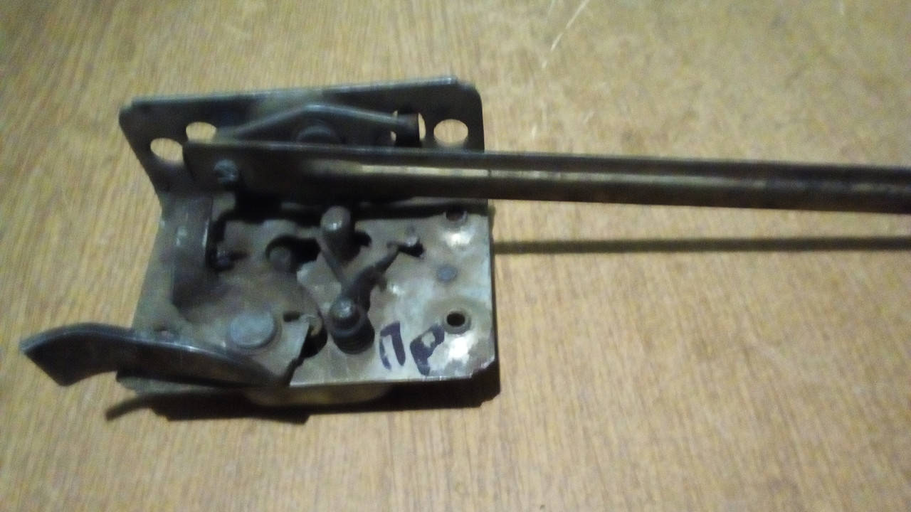 

Замок двери ЗИЛ-130 правый (после 1986 г.) 130-6105012