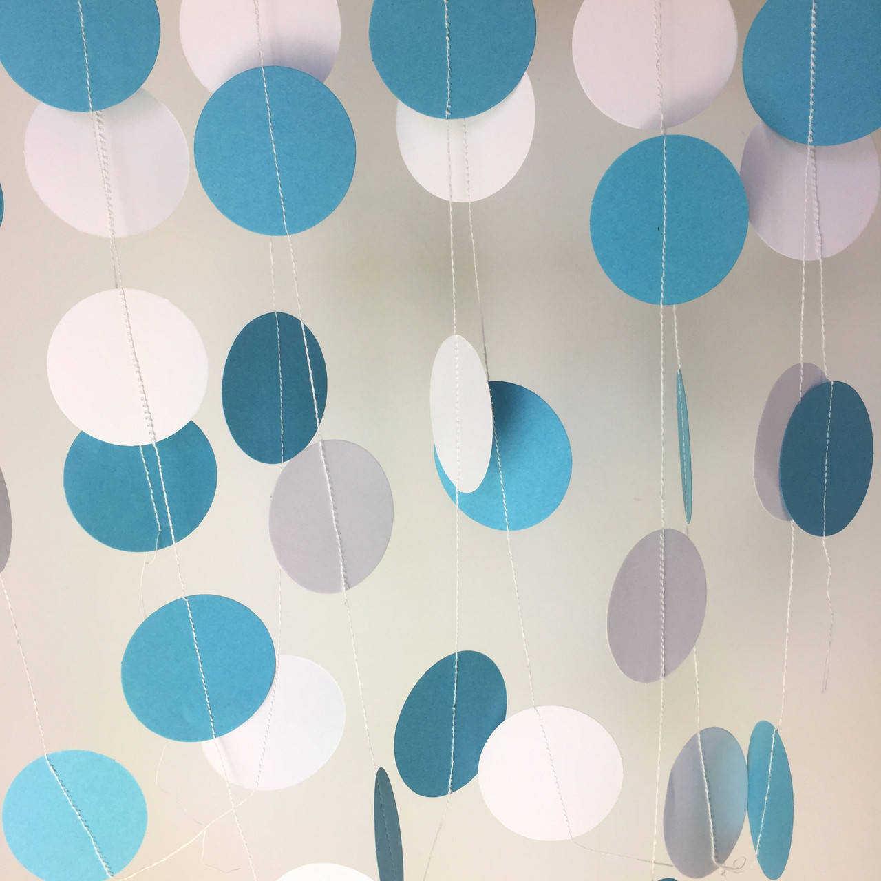 

Бумажная гирлянда из кругов 2 метра белый и голубой