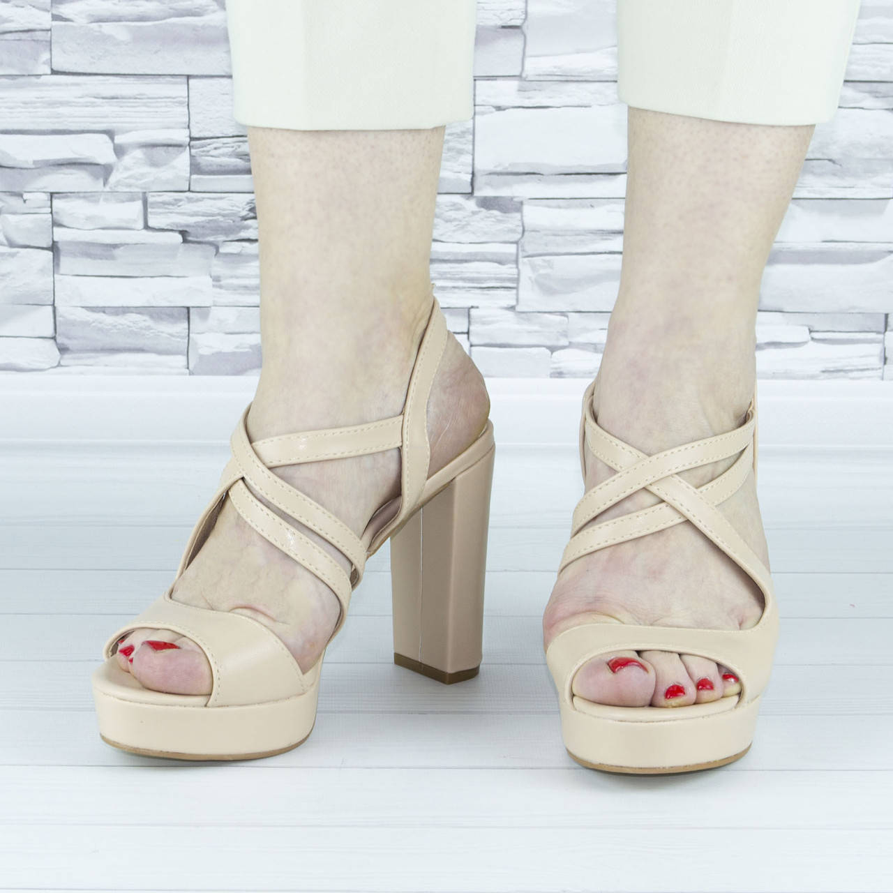 

Женские бежевые босоножки на каблуке эко кожа b-633