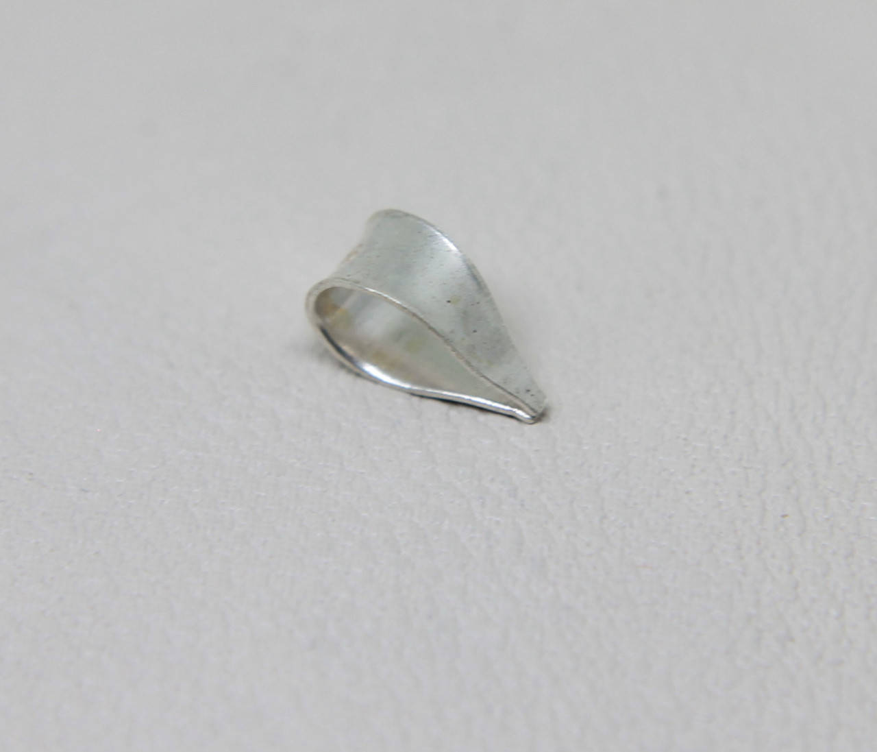 

Ушко для кулона серебряное 8,1х3,6 mm 0,19 г