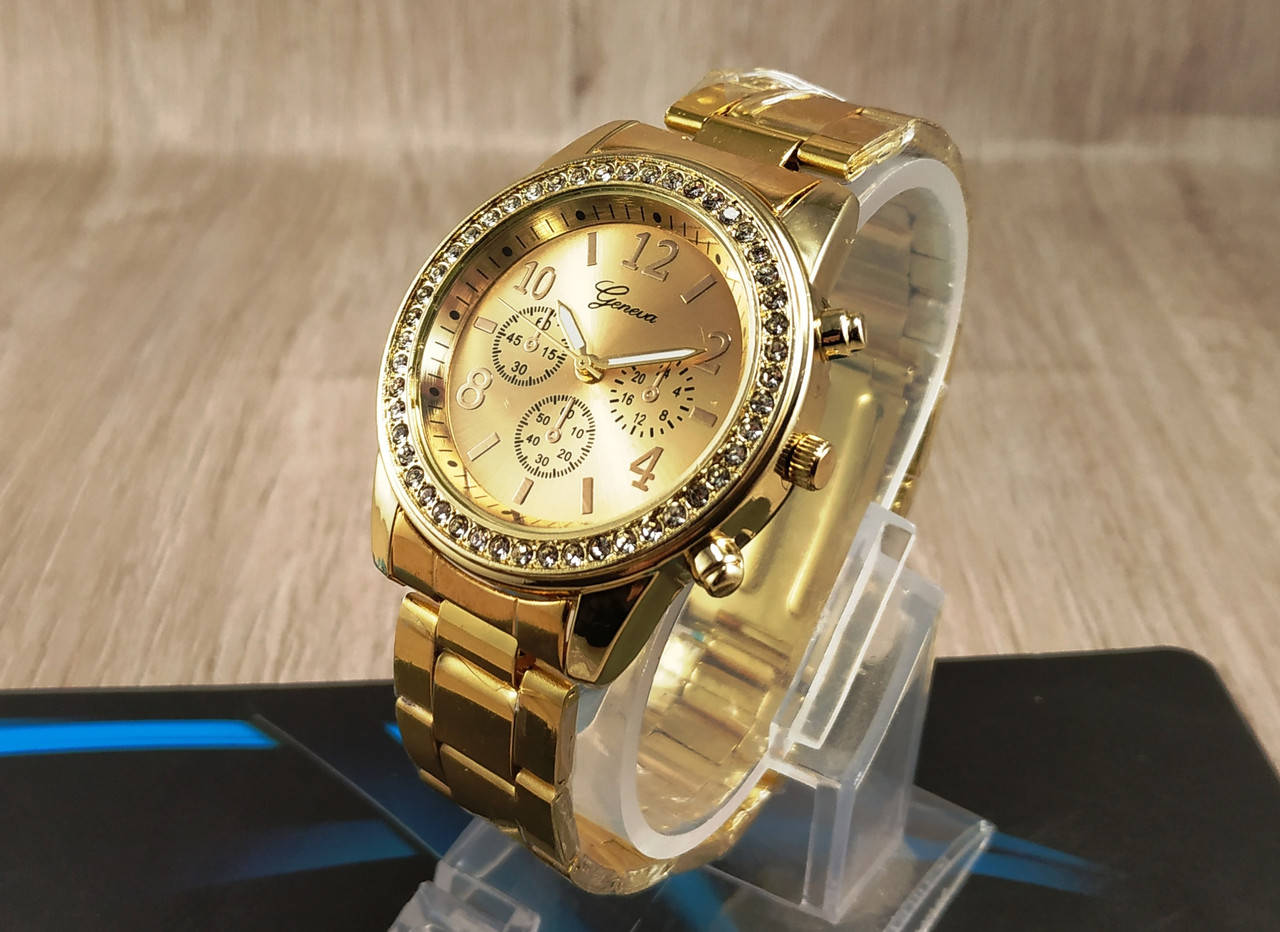 

Женские классические наручные часы "Geneva" на золотом браслете с камушками (кварцевые)