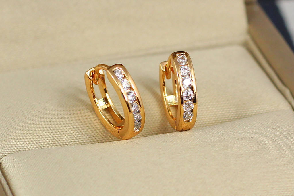 

Серьги Xuping Jewelry колечки с камнями в один ряд с золотом по бокам 1,2 см золотистые