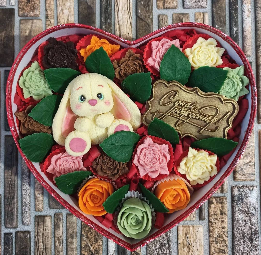 

Шоколадный набор ребенку Котик или зайка в цветочках Шоколадные розы Шоколадные фигурки