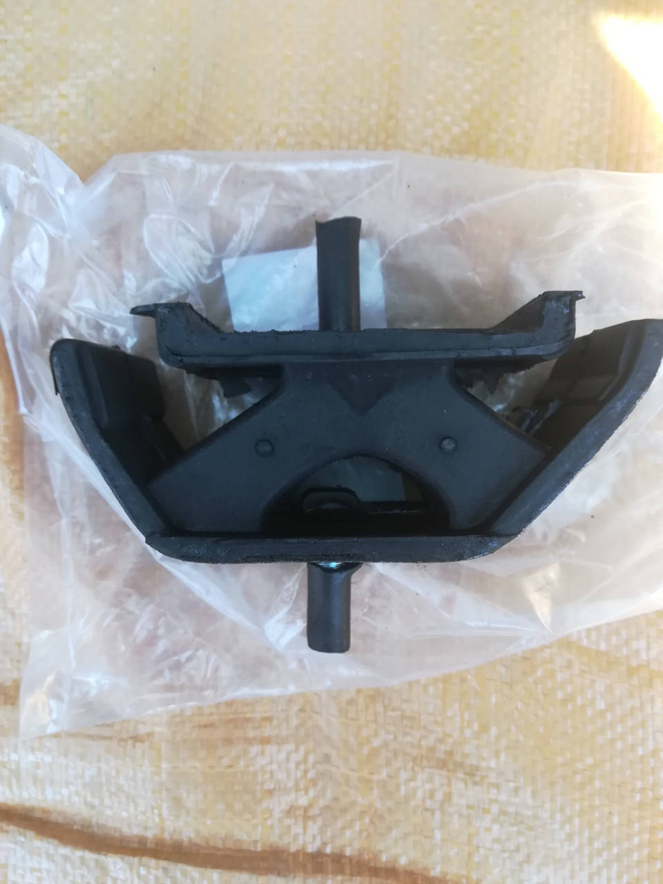 

Подушка двигателя Nissan bluebird, ниссан блюберд U11, T12, T72 задняя опорная