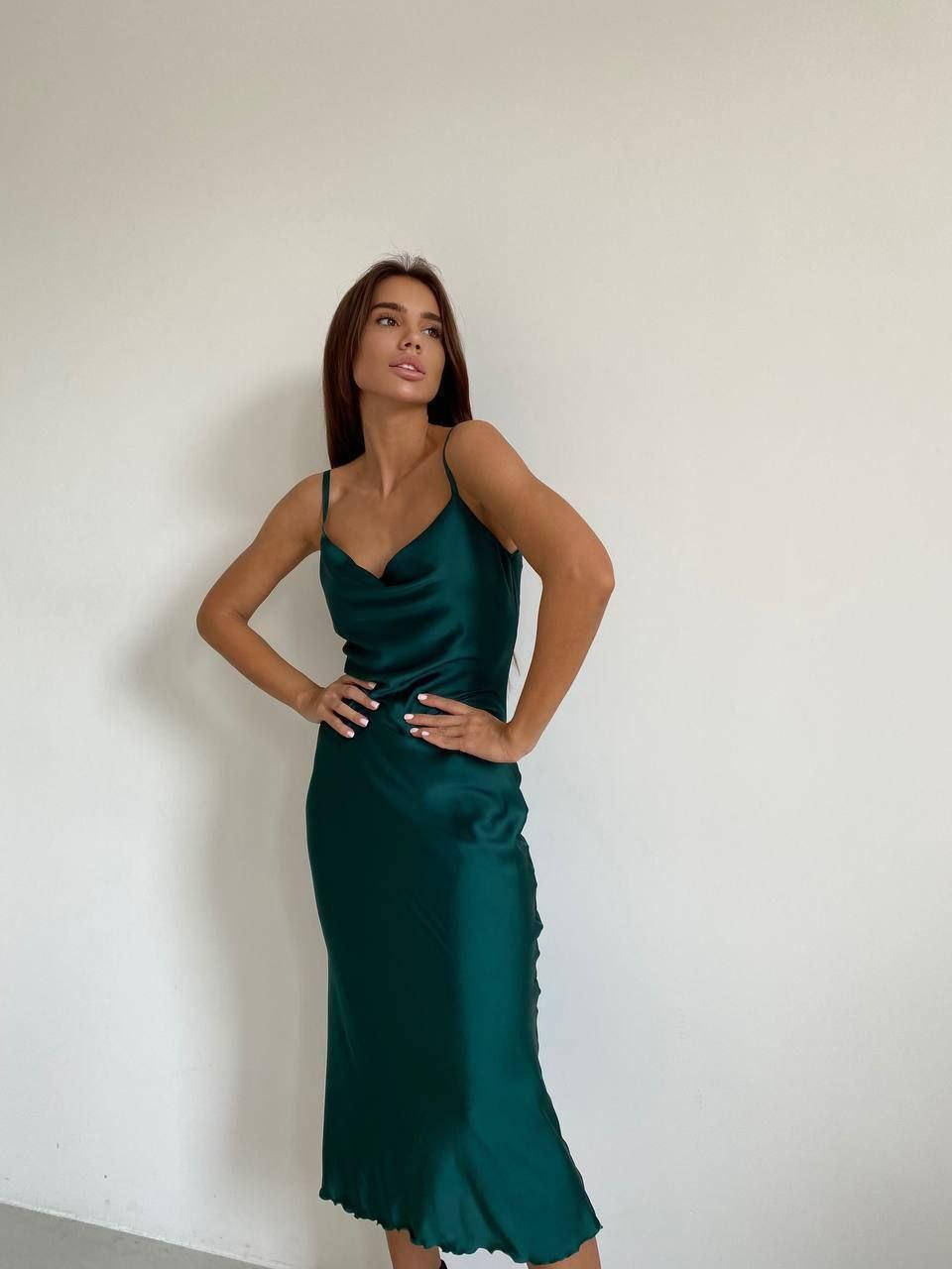 

Женское длинное зеленое шелковое платье на тонких бретельках