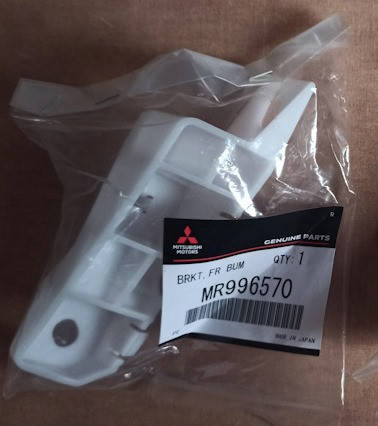 

Кронштейн бампера переднего правый MMC - MR996570 Grandis