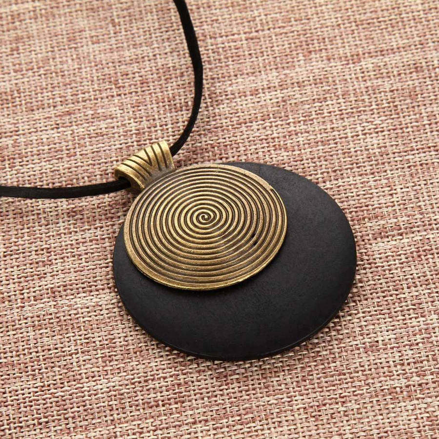 

Подвеска кулон ювелирная бижутерия дерево, металл, шнур 3162-а